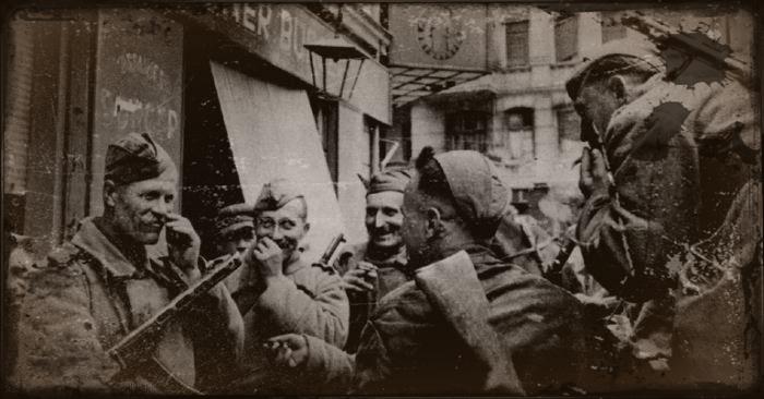 soldats russes dans Berlin en 1945